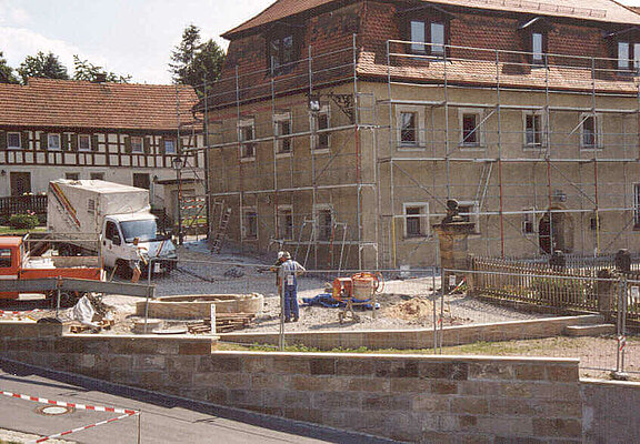 Brunnenvorrichtung durch Fa. Pöhner, Fassadenerneuerung des Anwesens Bergmann Juni 2003