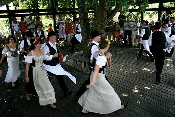 Kirchweih_Peesten_2008_Tanz_in_der_Linde_7_AZ.JPG  