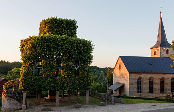 Tanzlinde Peesten mit Marienkirche  