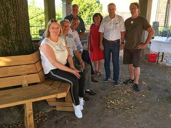 2019-07-24_-_Neue_Rundbank_um_die_Tanzlinde_-_Spendenübergabe.jpg  