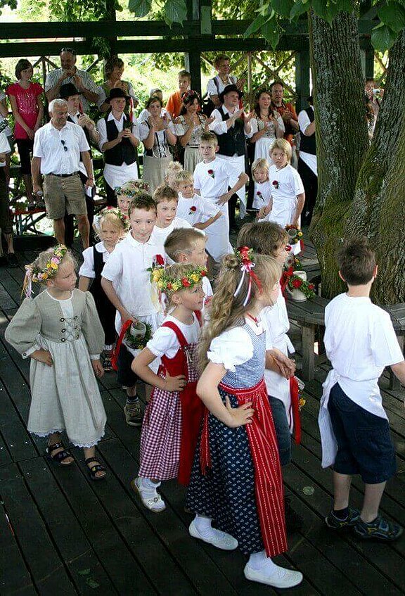 Kirchweih_Peesten_2008_Tanz_der_Lindenkinder_AZ.jpg  