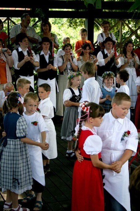 Kirchweih_Peesten_2008_Tanz_der_Lindenkinder_5_AZ.JPG  