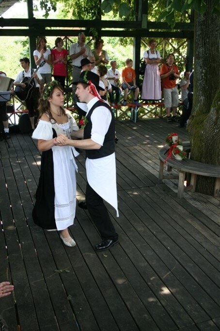 Kirchweih_Peesten_2008_Tanz_in_der_Linde_2_AZ.JPG  